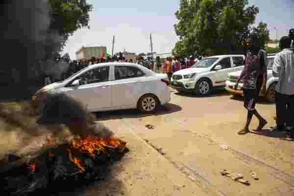 Sudan'da sivil yönetim talebiyle binlerce kişi sokaklara indi