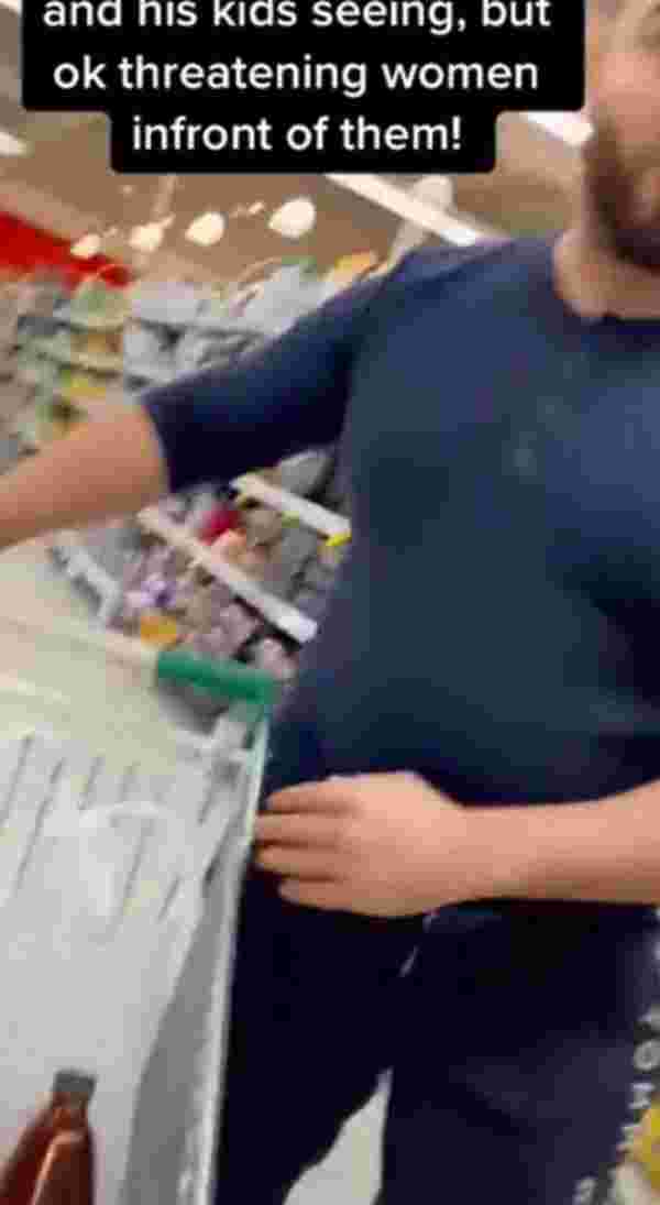 Süpermarkette öpüşen kadınlar, tanımadıkları adamın saldırısıyla neye uğradığını şaşırdı