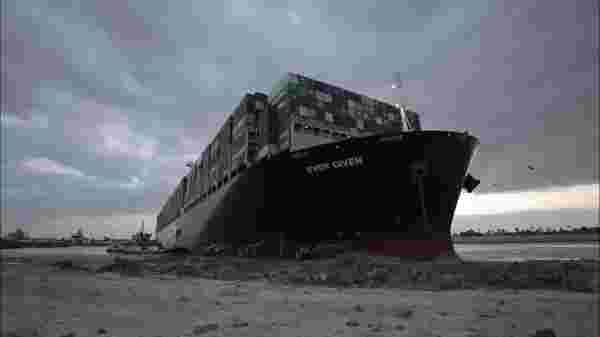 Süveyş Kanalı'nı tıkayarak dünya ticaretine ağır darbe vuran Ever Given gemisi kurtarıldı