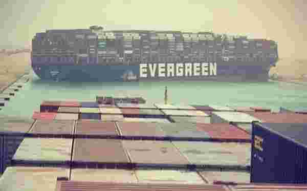 Süveyş Kanalı'nı tıkayarak dünya ticaretine ağır darbe vuran Ever Given gemisi kurtarıldı