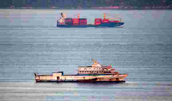 Taciz ateşi açılan Anatolian gemisi Çanakkale Boğazı'nda demirledi