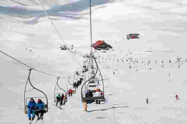 Tahran'daki kayak merkezlerinde koronaya rağmen hareketlilik yaşanıyor