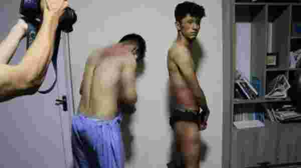 Taliban'dan Afgan gazetecilere 4 saat süren işkence! Vücutlarındaki morlukları kameralara gösterdiler