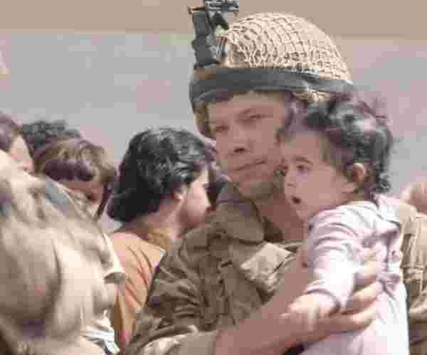 Taliban'dan kaçamayan anneler, bebeklerini dikenleri teller üzerinden yabancı askerlere uzattı