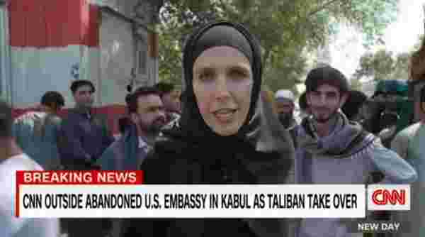 Taliban'ın etkisi görülmeye başlandı! CNN muhabiri, Kabil'in ele geçirildiğini başörtüsüyle sundu