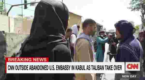 Taliban'ın etkisi görülmeye başlandı! CNN muhabiri, Kabil'in ele geçirildiğini başörtüsüyle sundu