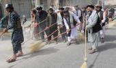 Hükümeti kuran Taliban'ın ilk icraatı süpürgeleri kapıp Afganistan sokaklarını temizlemek oldu