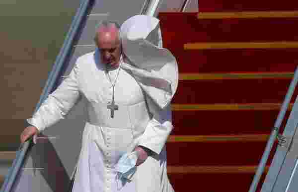Tarihte bir ilk yaşanıyor! Papa Francis kalabalık bir koruma heyetiyle Bağdat'a ulaştı