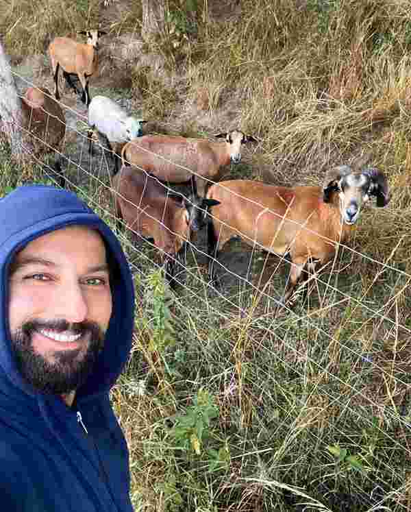 Tarkan, hayvanlarla selfie yaptı #1