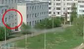 Rusya'da okula düzenlenen kanlı saldırıda bazı öğrenciler canlarını kurtarmak için camdan atladı