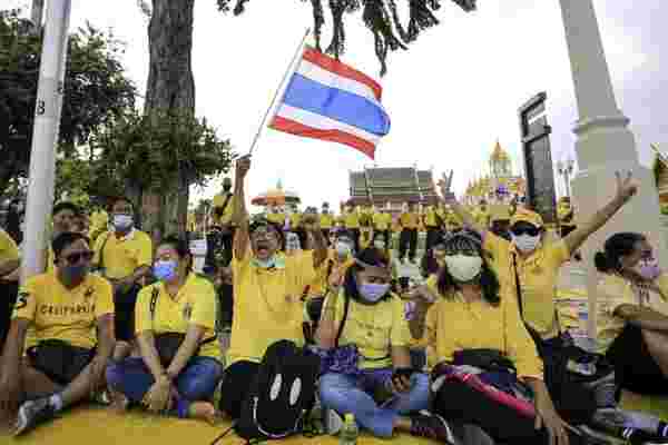 Tayland'da hükümet karşıtı göstericiler sokaklara döküldü