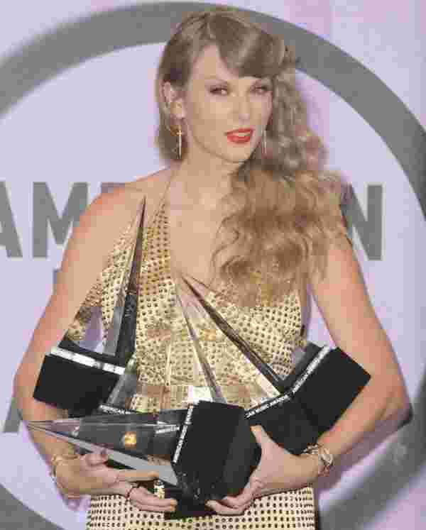 Taylor Swift ödül törenine 6 ödülle damgasını vurdu!