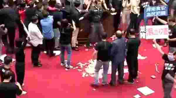 Tayvan parlamentosunda milletvekilleri birbirlerine bağırsak attı