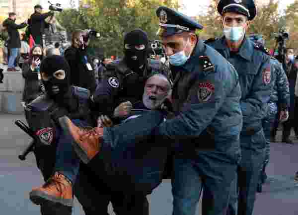 Teslim belgesini imzalayan Ermenistan'da başlayan Paşinyan karşıtı gösterilerde çok sayıda gözaltı