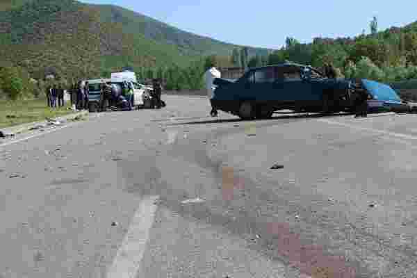Tokat'ta işçi minibüsü ile otomobil çarpıştı: 2 ölü, 12 yaralı