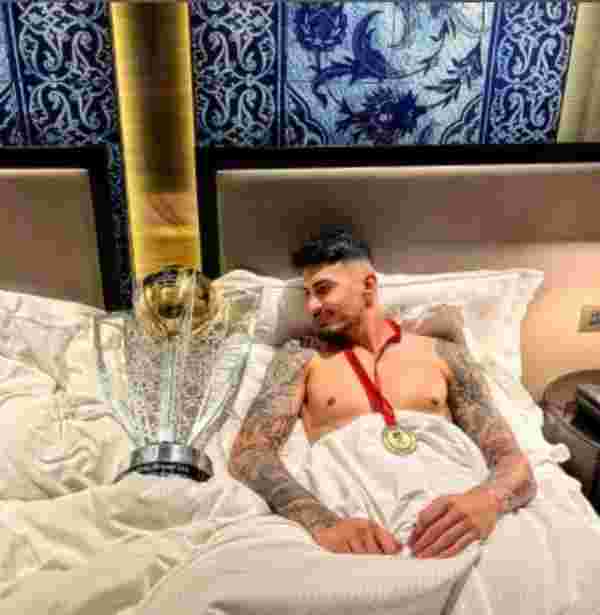 Trabzonspor'un yıldızlarından olay poz! Şampiyonluk kupasıyla yarı çıplak yatağa girdiler