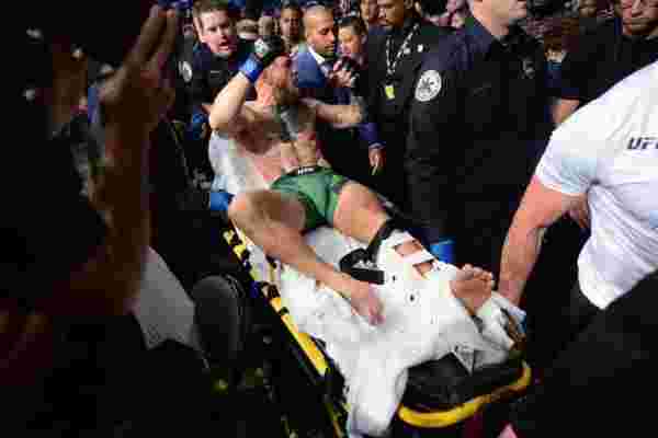 Trump'ın da izlediği dövüşte Conor McGregor'un ayağı kırıldı, maçı Dustin Pourier kazandı