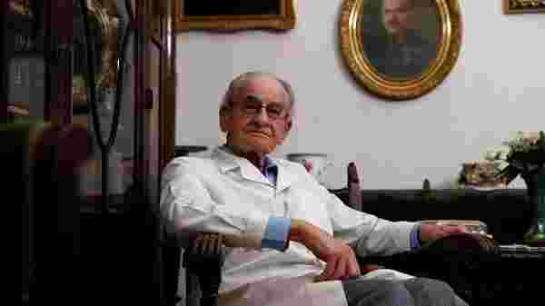 97 yaşındaki doktordan örnek mücadele: Her gün corona virüsüyle savaşıyor