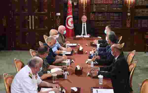 Tunus Cumhurbaşkanı, Başbakanı görevden alarak meclisin tüm yetkilerini dondurdu