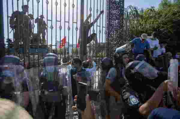 Tunus'ta darbe karşıtları ile destekçileri birbirine girdi! Yaralılar var