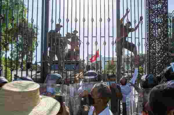 Tunus'ta hükümet feshedildi, halk sokaklara döküldü! Darbeyi organize eden ülkeden gelen kutlama mesajları dikkat çekti