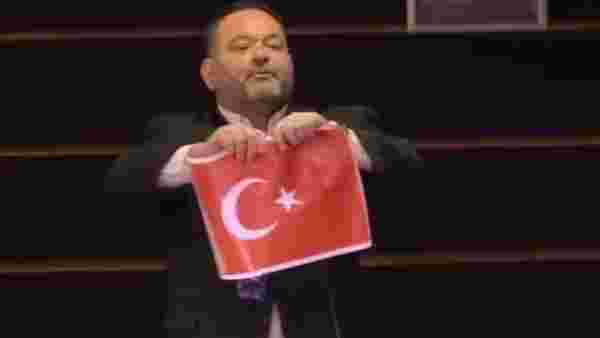 Türk bayrağını yırtan hadsiz Yunan vekil Ioannis Lagos tutuklandı