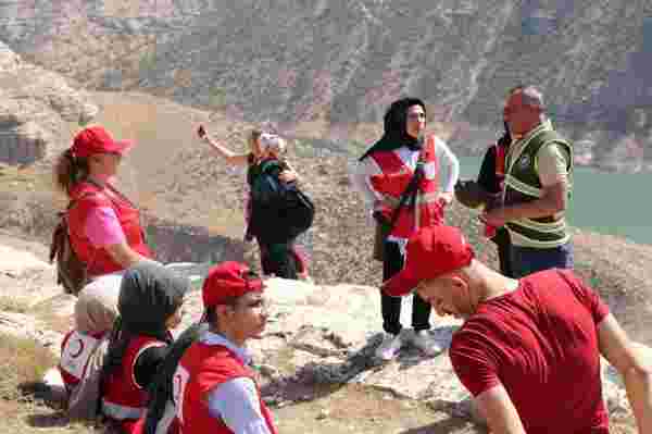 Türk Kızılay gönüllülerinden 3 bin 500 yıllık Akabe Yolu'nda doğa yürüyüşü
