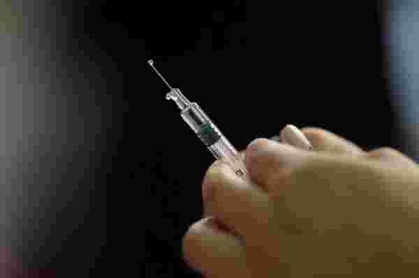 Türk mucitlerin ürettiği Pfizer-BioNTech'in koronavirüs aşısını olan doktor, 16 gün sonra hayatını kaybetti