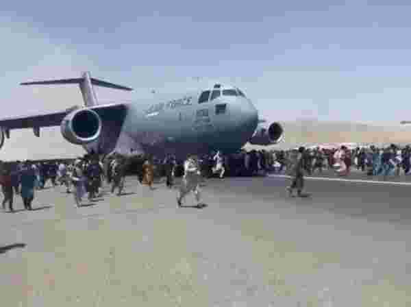 Uçaklardan patır patır düşen Afganlarla ilgili tüyler ürperten rapor! İniş takımında ceset parçaları bulundu