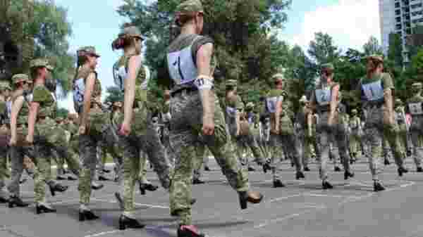 Ukrayna'da geçit töreni provasında kadın askerlere topuklu ayakkabı giydirilmesi ülkede kriz çıkardı