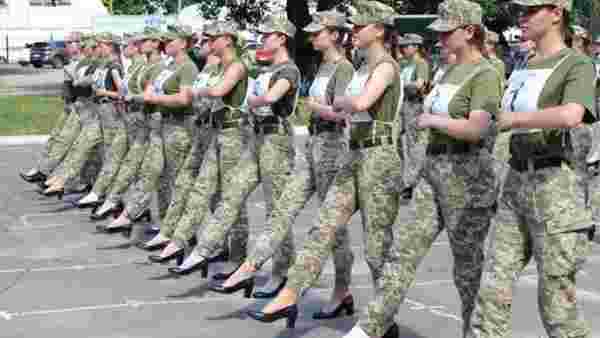 Ukrayna'da geçit töreni provasında kadın askerlere topuklu ayakkabı giydirilmesi ülkede kriz çıkardı