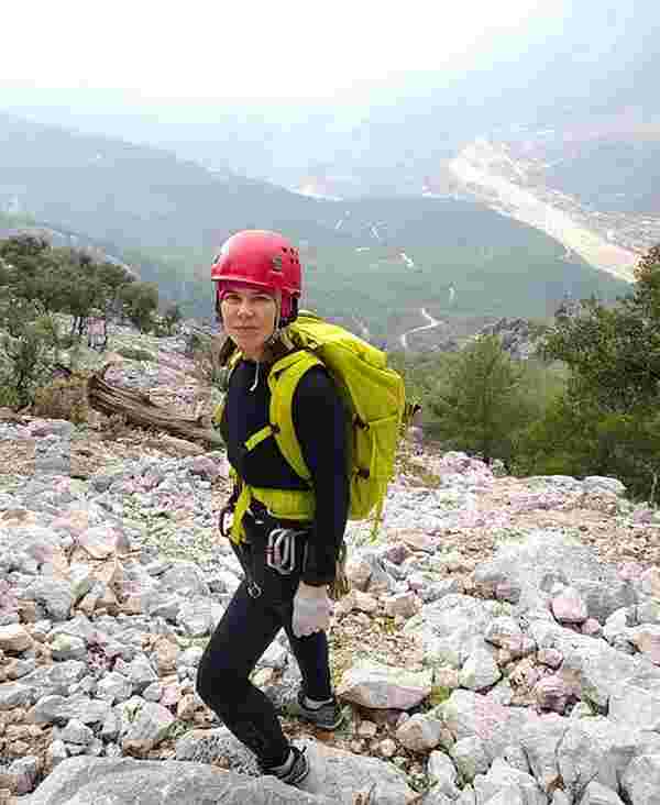 Aramanın 24’üncü gününde bölgede Jandarma İnsanlı Keşif Uçağı (JİKU) ile havadan yapılan taramada kadın dağcının cansız bedeni bulundu.