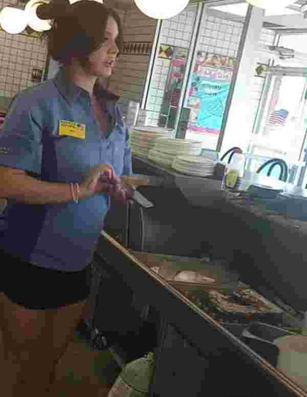 Ünlü şarkıcı garson olarak işe girdi! Waffle dükkanında çalışıyor