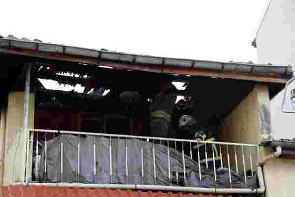 Uşak'ta bir evin çatısında çıkan yangın itfaiye ekiplerince söndürüldü