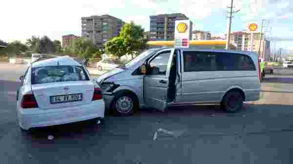 Uşak'ta minibüs otomobille çarpıştı; 8 yaralı