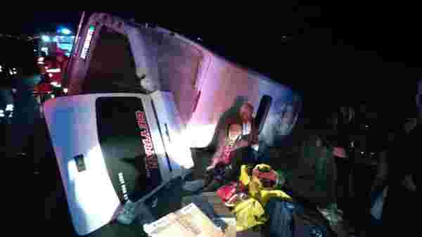 Uşak'ta minibüsün şarampole devrilmesi sonucu 11 kişi yaralandı