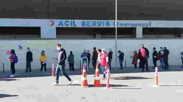Adana'da corona testi için hastanelerin önünde kuyruk oluştu