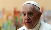 Hastalığı sebebiyle etkinliğini iptal eden Papa'nın burnunu sildiği görüntüler koronavirüs şüphesini akıllara getirdi