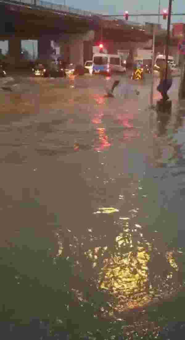 Yağışın etkili olduğu Trabzon'da sokaklar, sulara teslim oldu! Trafik durma noktasında
