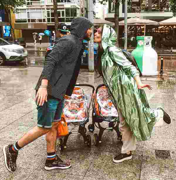 Pelin Akil-Anıl Altan çiftinin ikizleriyle yağmur sevinci - Magazin haberleri