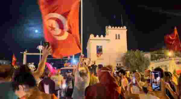 'Yaptığım darbe değil' diyen Tunus Cumhurbaşkanı Kays Said, 1 aylık sokağa çıkma yasağı ilan etti