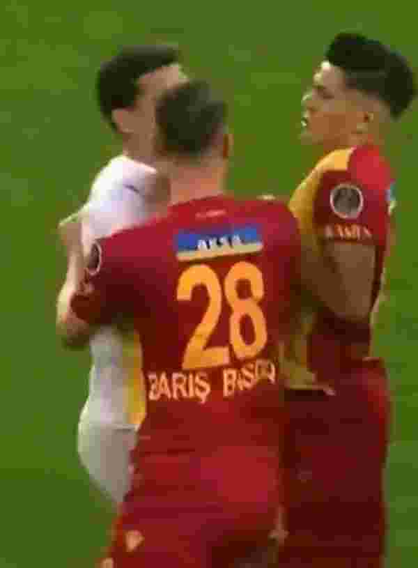Yeni Malatya-Fenerbahçe maçında ortalık karıştı! Çılgına dönen futbolcu, Mert Hakan Yandaş'a saldırdı