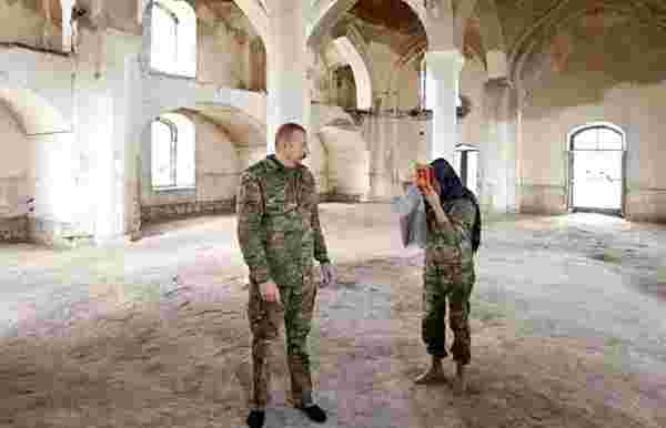 Yıllar sonra işgalden kurtarılan Ağdam'a giden Aliyev ve eşi, harap edilen camiye ayakkabılarını çıkararak girince gönülleri fethetti