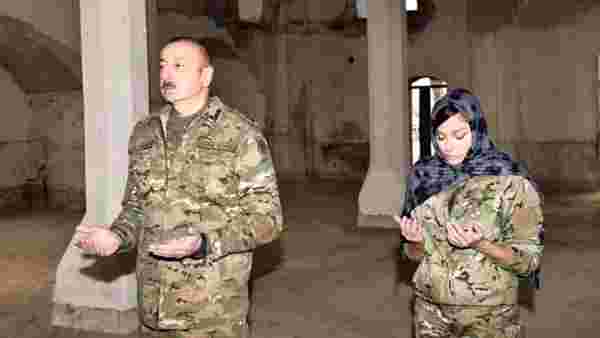 Yıllar sonra işgalden kurtarılan Ağdam'a giden Aliyev ve eşi, harap edilen camiye ayakkabılarını çıkararak girince gönülleri fethetti
