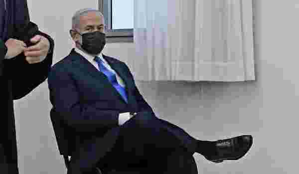 Yolsuzluktan yargılanan Netanyahu'ya 'bacak bacak' üstüne poz tepkisi