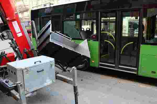 Yük asansörünün sepeti, belediye otobüsüne çarptı: 1 yaralı