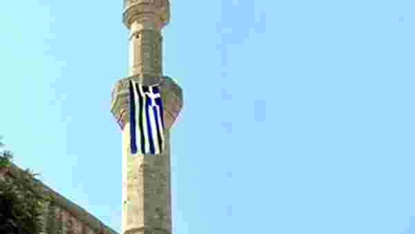 Yunan'ın Ayasofya hazımsızlığı devam ediyor! Tarihi camiye bayrak astılar