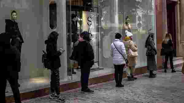 Yunanistan'da kısıtlamalar gevşetildi, aylardır kapalı olan mağazalar açıldı