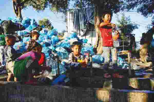 Yunanistan'da mülteci dramı: Fareler ıslak çadırlardaki bebekleri kemiriyor