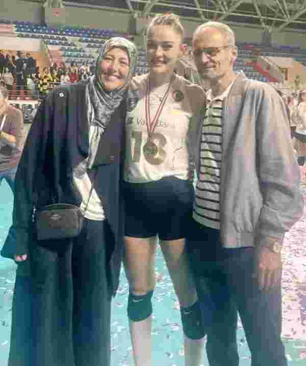 Zehra Güneş Vakıfbank şampiyonluğunu anne ve babasıyla kutladı - Resim : 4